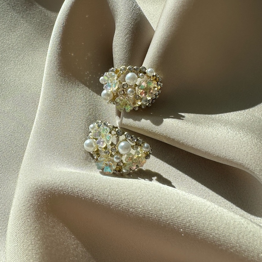 【Eula】Retro Sparking Pearl Diamond Floral Earrings (S925 Silver, Gold-Plated) - Picture 2 of 3
